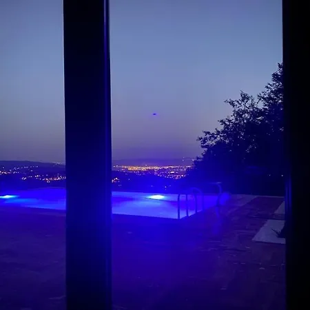 Kocaeli'nde Koerfez Manzarali Dogayla Basbasa Tatil Villa *