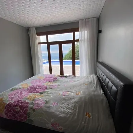 Kocaeli'nde Koerfez Manzarali Dogayla Basbasa Tatil فيلة