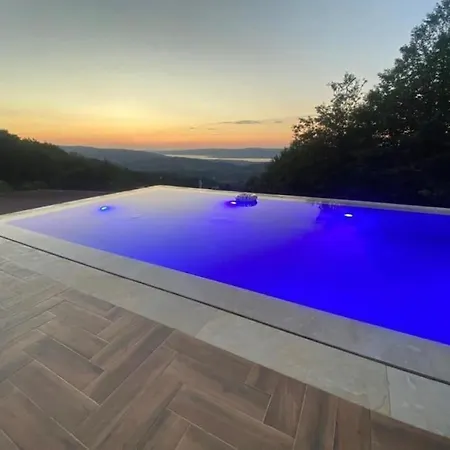Kocaeli'nde Koerfez Manzarali Dogayla Basbasa Tatil Villa *
