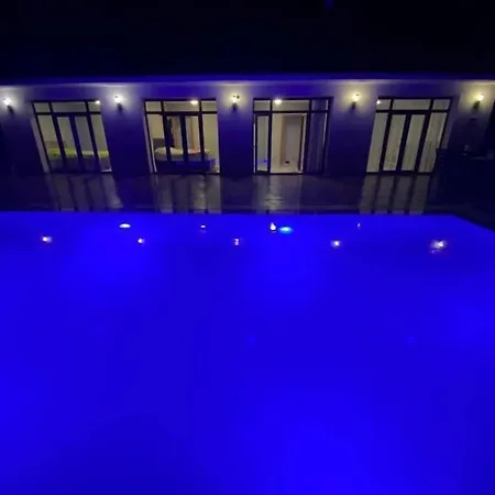 فيلة Kocaeli'nde Koerfez Manzarali Dogayla Basbasa Tatil *