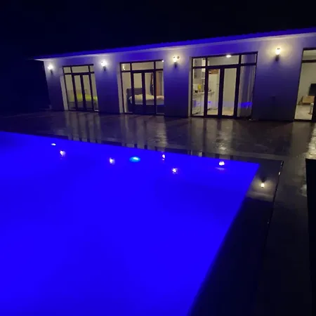 Kocaeli'nde Koerfez Manzarali Dogayla Basbasa Tatil Коджаэли