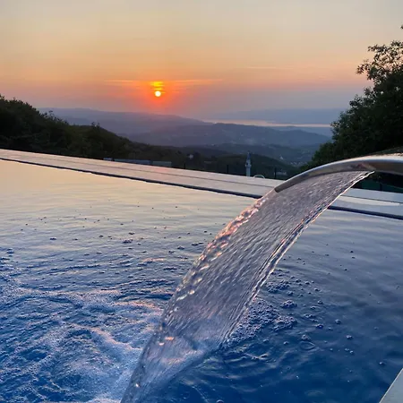 Kocaeli'nde Koerfez Manzarali Dogayla Basbasa Tatil Villa *