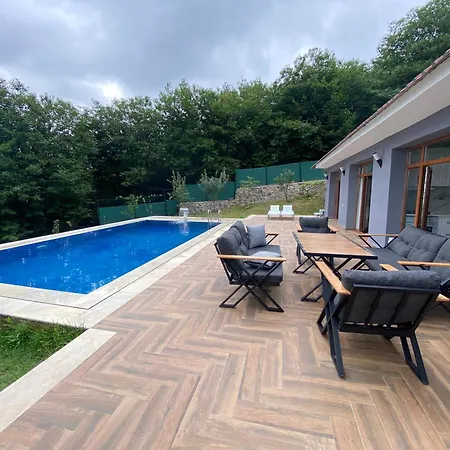 Kocaeli'nde Koerfez Manzarali Dogayla Basbasa Tatil Коджаэли