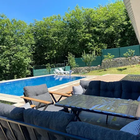 Kocaeli'nde Koerfez Manzarali Dogayla Basbasa Tatil Коджаэли