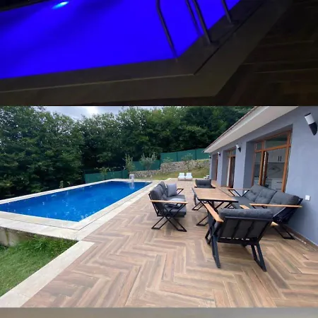 Kocaeli'nde Koerfez Manzarali Dogayla Basbasa Tatil Villa
