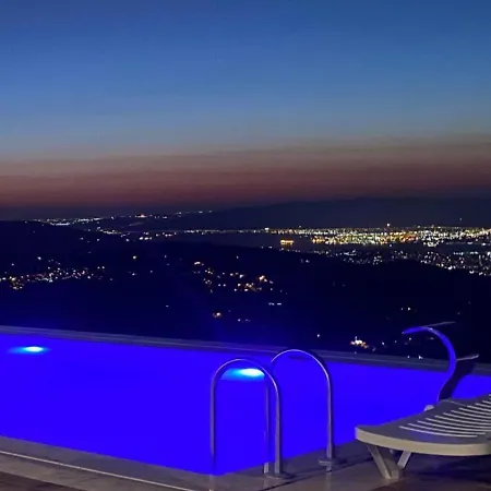 Kocaeli'nde Koerfez Manzarali Dogayla Basbasa Tatil Villa *