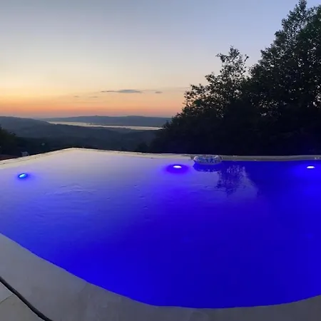 Kocaeli'nde Koerfez Manzarali Dogayla Basbasa Tatil Villa *