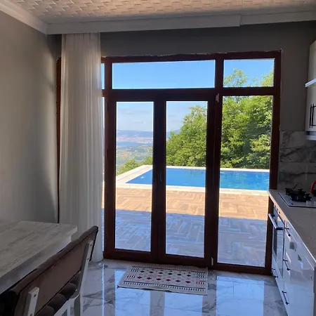 Kocaeli'nde Koerfez Manzarali Dogayla Basbasa Tatil Villa Kocaeli